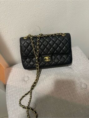 CHANEL Black Quilted Leather Shoulder Bag with Gold Chain